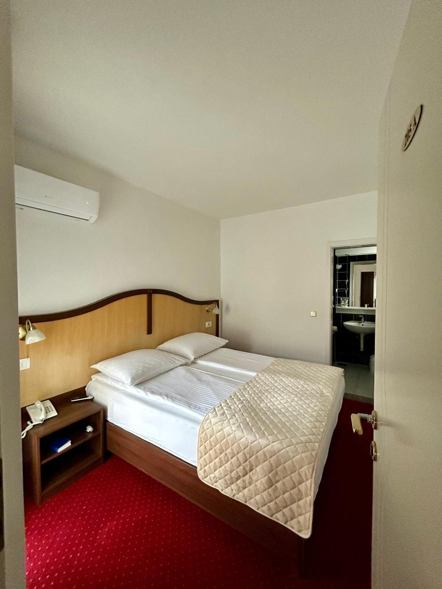 Hotel Bavaria Trogir Seget Donji Exterior photo